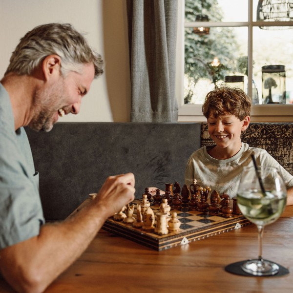 Angebot Single mit Kind im Sommer 2026 Vater und >Sohn haben Spaß beim Spielen