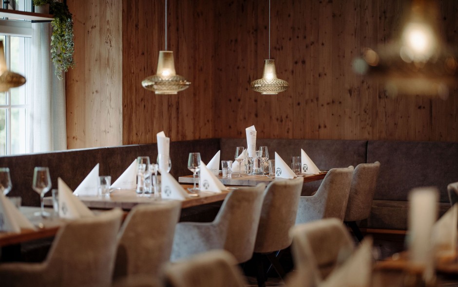 Elegant gedeckte Tische im Restaurantbereich des Resl Resort Flachau