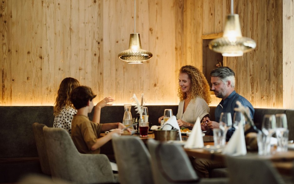 Gäste beim Abendessen im stilvollen Restaurant des Hotel Resl