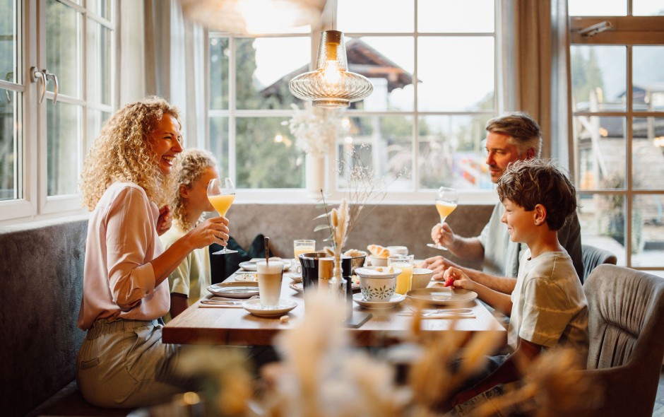 Familie genießt gemeinsam das Frühstück im Resl Resort in Flachau