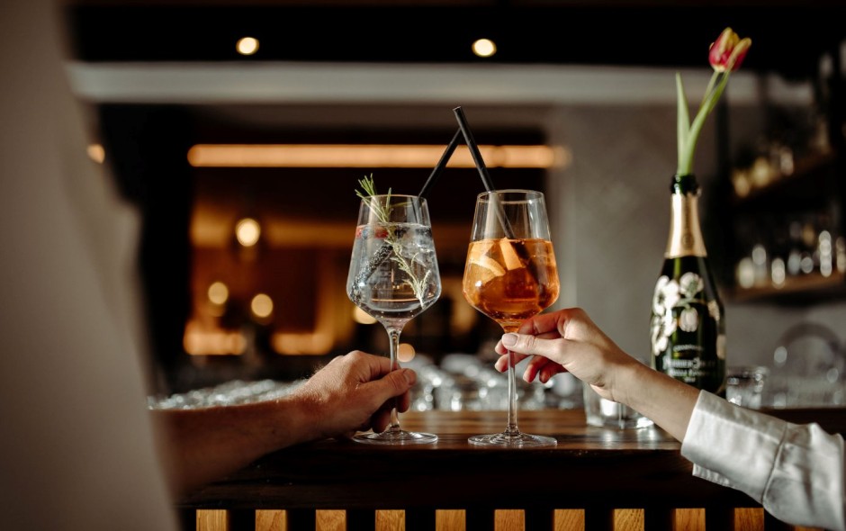 Anstoßen mit Cocktails an der Bar im Resl Resort