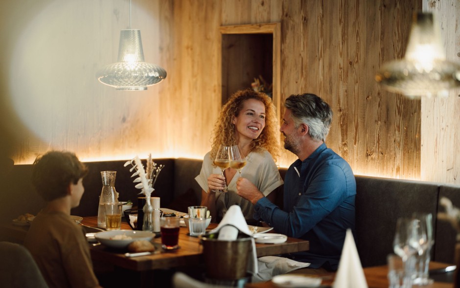 Paar genießt ein romantisches Abendessen im Hotel Resl in Flachau