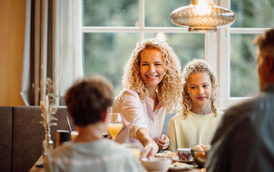 Familie frühstückt gemeinsam im Hotel Resl in Flachau