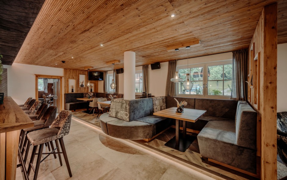 Heller Restaurantbereich mit Holzinterieur im Resl Resort in Flachau