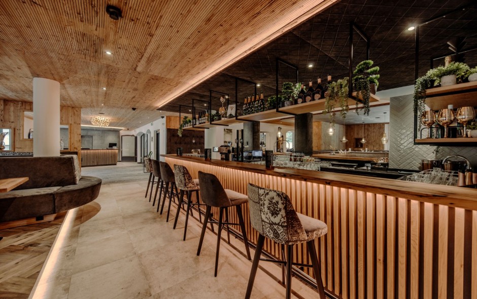 Moderne Bar mit Holzelementen im Resl Resort Flachau