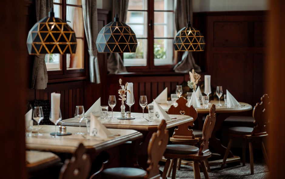 Elegant gedeckter Tisch im Restaurant des Hotel Resl in Flachau