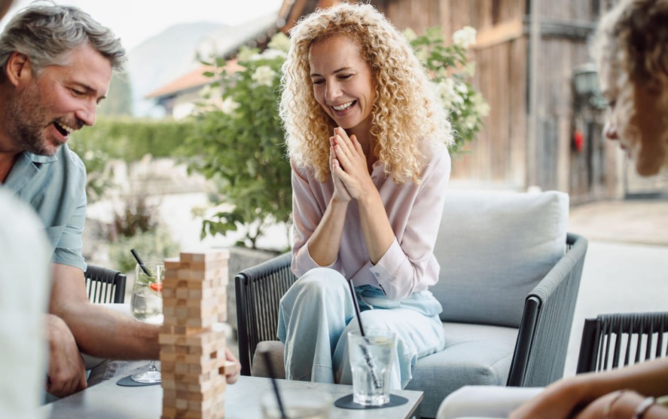 Paar spielt Jenga und entspannt im Außenbereich des Resl Resort in Flachau