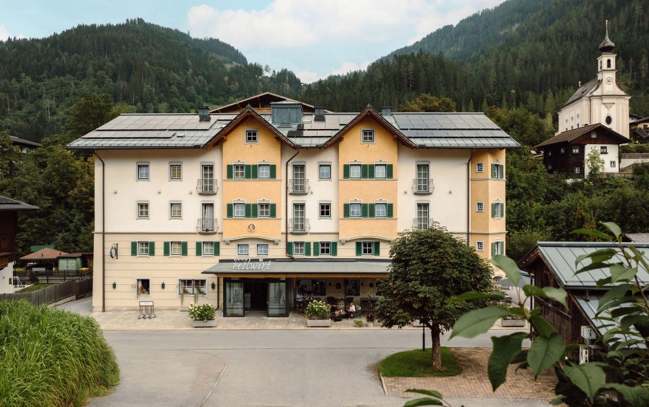 Außenansicht des Hotel Resl Resort in Flachau, eingebettet in die Salzburger Alpen