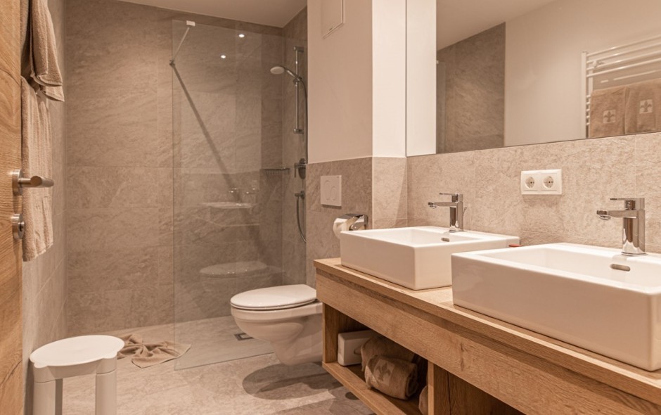 Badezimmer mit zwei Waschbecken und Dusche im Double Medium Zimmer in der Lodge Emmy in Flachau