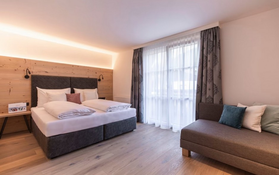 Zimmer Double Medium mit Balkonfenster in der Lodge Emmy
