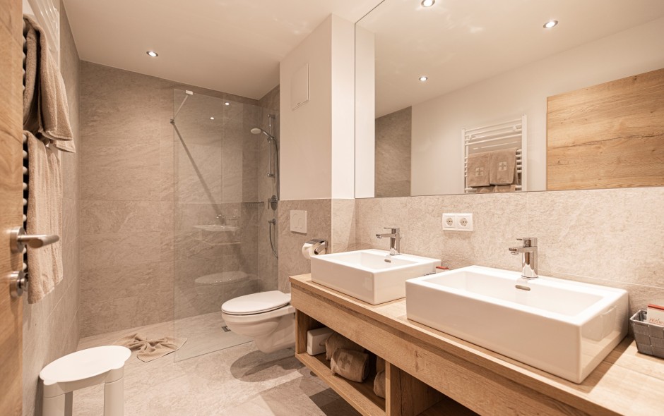 Modernes Badezimmer im Studio der Lodge Emmy in Flachau mit zwei Waschbecken