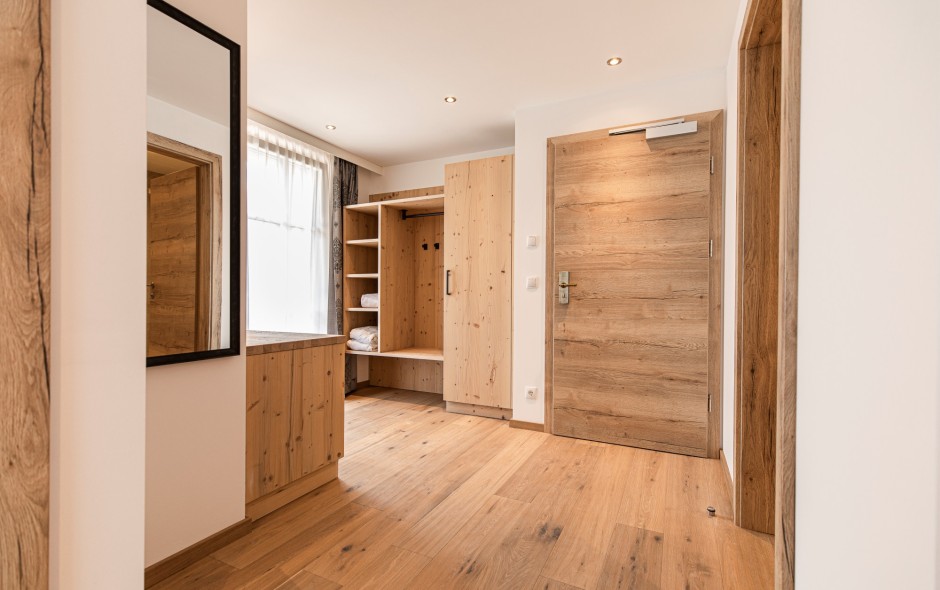 Heller Flur im Studio der Lodge Emmy in Flachau mit Holzboden