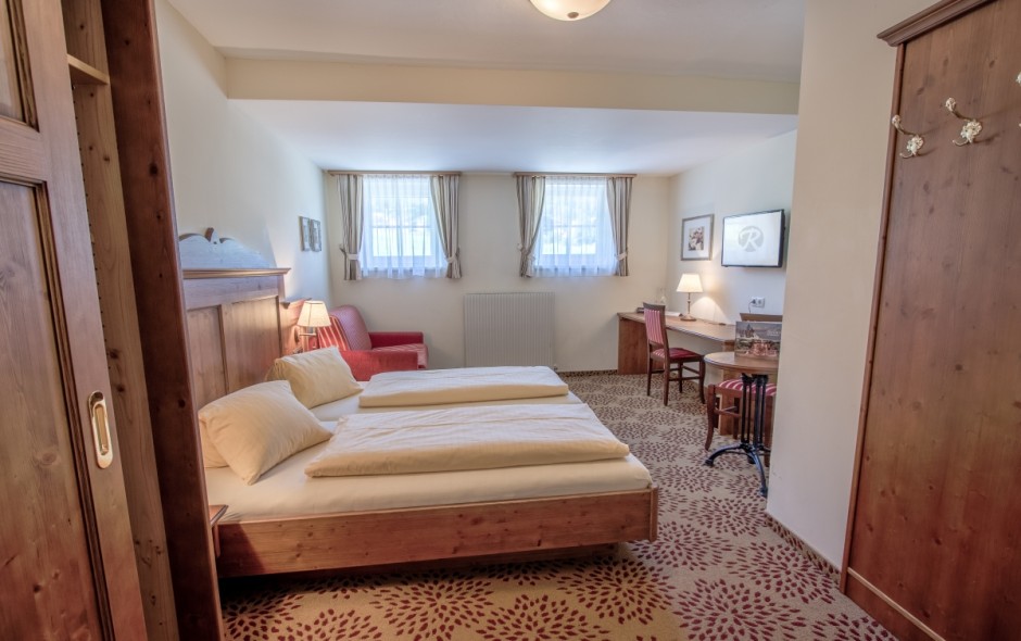 gemütliches Schlafzimmer im Double Medium Zimmer im nostalgischen Ennshof Flachau