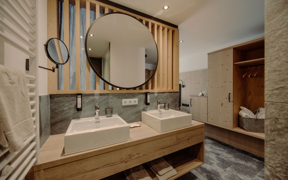 modernes, offenes Badezimmer mit rundem Spiegel Double Medium im Reslresort Flachau
