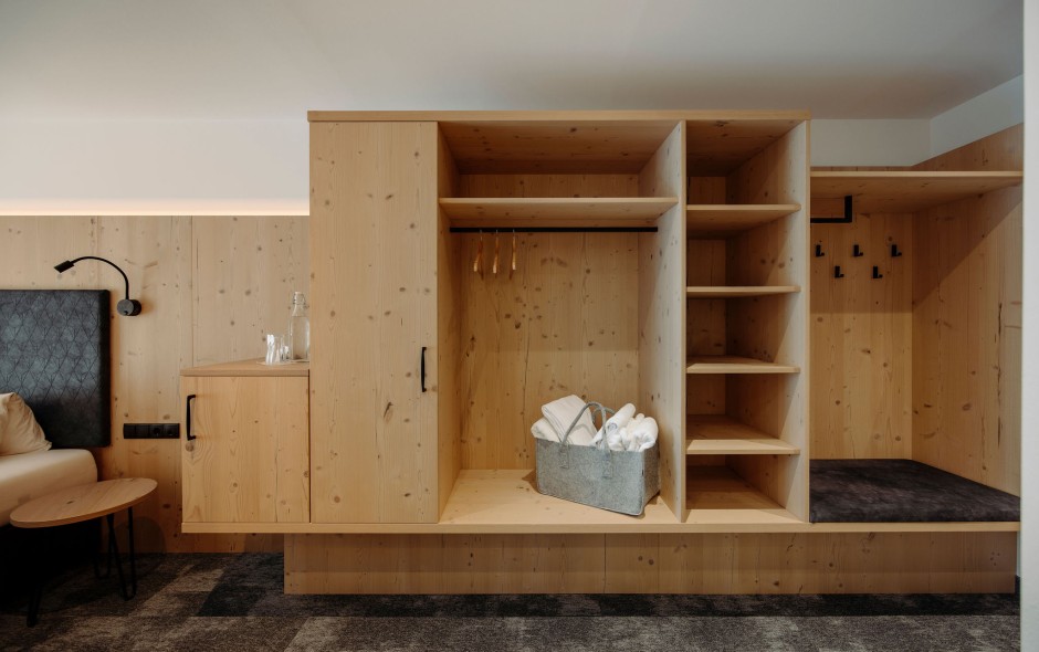 Holzschrank mit vielen Fächern und Kleiderhaken im Zimmer Double Medium im Resl
