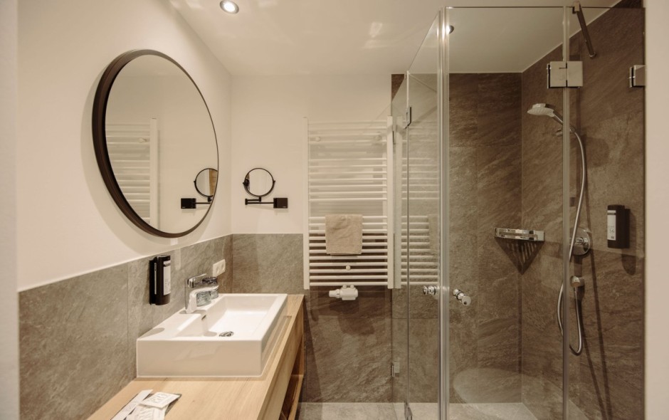 helles, modernes Badezimmer in der Suite Small im Resl in Flachau
